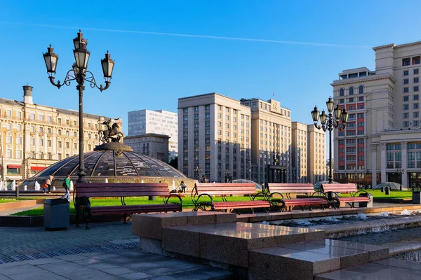 Personer på Manezhnaya Square i Moskva — Stockfoto