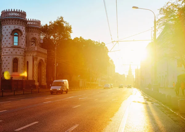 Romantik gündoğumu ve yolda Moskova'da araba ile sokak manzarası — Stok fotoğraf