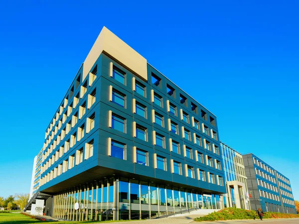 Edificio de oficinas corporativo de negocios moderno y cielo azul — Foto de Stock