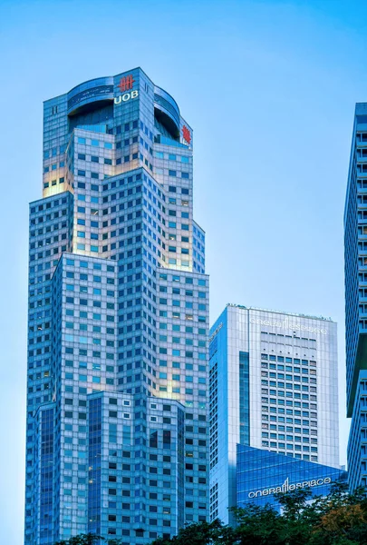 En Raffles Place och UOB Plaza Singapore skyline — Stockfoto