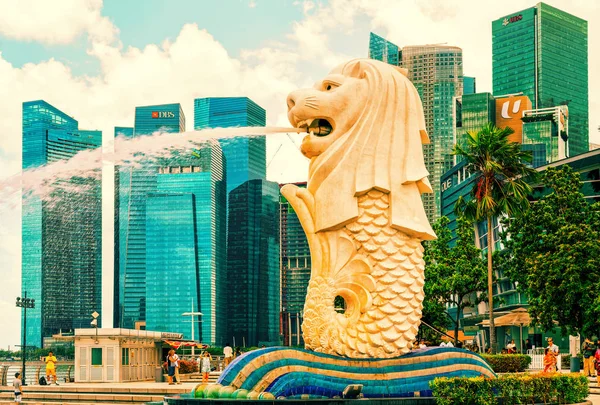 新加坡滨海湾的鱼尾鱼雕像 — 图库照片