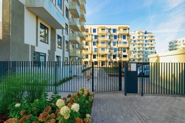 Giriş ga ile Modern yeni konut apartman ı