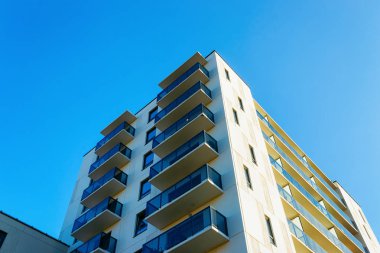 Apartman konut cephesi ve boş fotokopi alanı