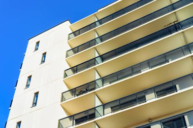Apartman konut cephesi ve boş kopyalama alanı