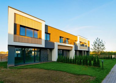 Konut Apartmanı konağı cephe mimarisi ve açık hava tesisleri