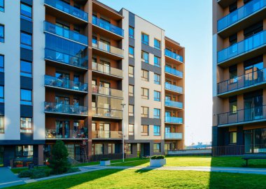 Dış mekan tesisleri ile apartman konutev cephe mimarisi