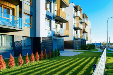 Apartman konutev cephe mimarisi ve dış mekan tesisleri