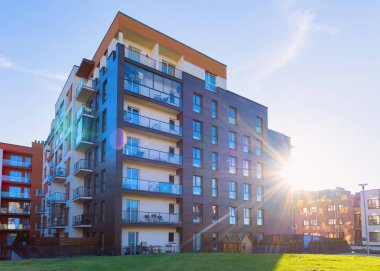 Dış mekan tesisleri güneş ışığı ile Konut Daire ev cephe mimarisi