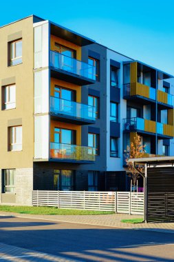 Apartman konut ev mimarisi ve giriş kapısı