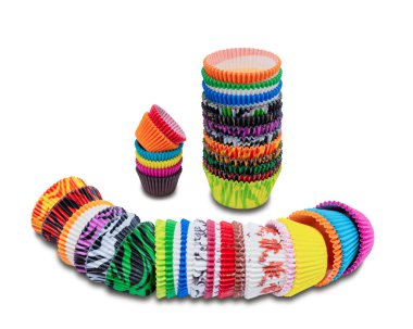 Beyaz arka plan üzerinde izole renkli cupcake kağıt durumlarda seti