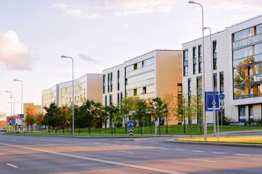 Sokak ile modern apartman konut bina kompleksi