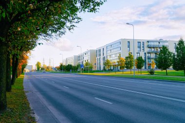 Modern apartman konut bina kompleksi ve sokak