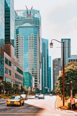 Singapur'da sokakta gökdelenler ve ulaşım