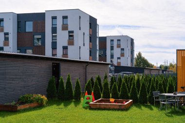 Çocuk oyun alanı ile yeni konut apartman ı