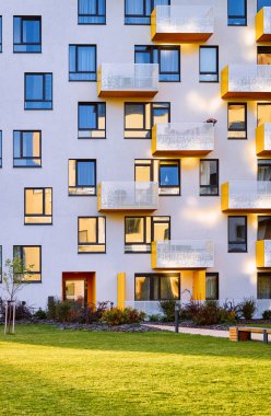 Dış mekan tesisleri konsepti ile daire konut modern ev binası dış