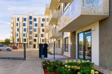 Modern konut apartman binası ve giriş kapısı