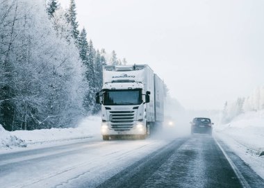 Kamyon Karlı kış Yolu Finlandiya Lapland Avrupa Birliği
