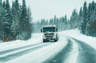 Lapland Eu Finlandiya'da Karlı kış Yolu kamyon