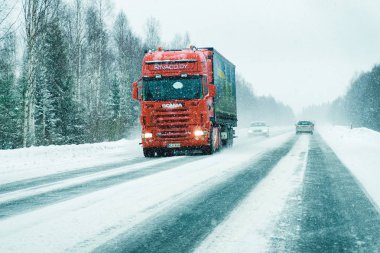 Lapland Eu Finlandiya'da Karlı kış Yolu kamyon