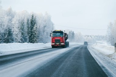 Finlandiya Laponya Birliği Karlı kış Yolu üzerinde Kamyon