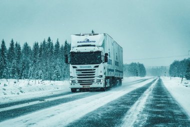 Lapland Eu Finlandiya'da Karlı kış Yolu Kamyon