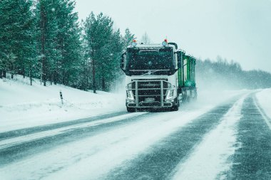 Finlandiya'da Laponya Avrupa Birliği'nde Karlı kış Yolu'nda kamyon