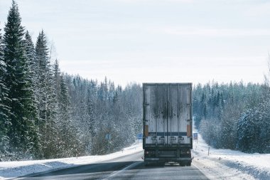 Finlandiya'da Snowy kış driveway kamyon