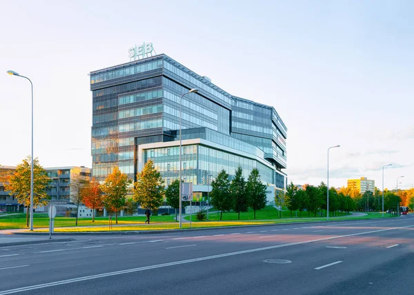 Firmenbüro und Straße mit Hintergrund — Stockfoto