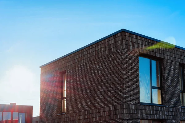 Boş yer güneş ışığı ile Apartman konağı cephe