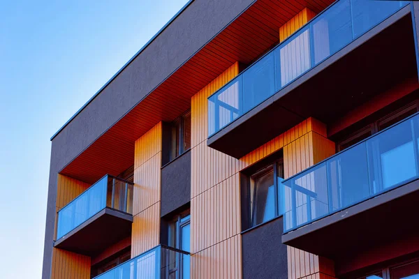 Apartamento residencial casa fachada e espaço em branco para cópia — Fotografia de Stock