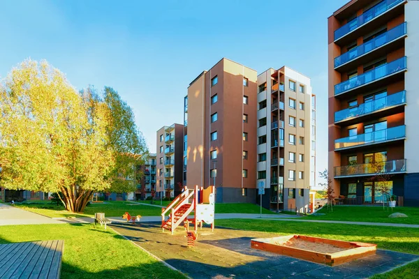 Apartament architektura elewacji dom z placem zabaw dla dzieci — Zdjęcie stockowe