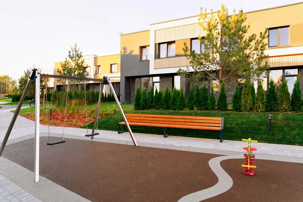 Apartamento residencial adosado fachada arquitectura con parque infantil — Foto de Stock