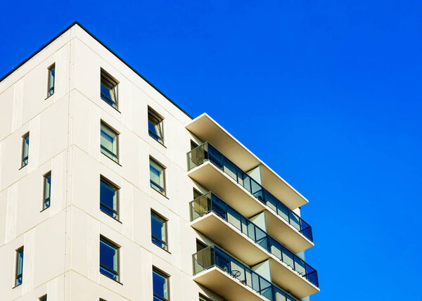 Фасад жилого дома с чистым копировальным местом
