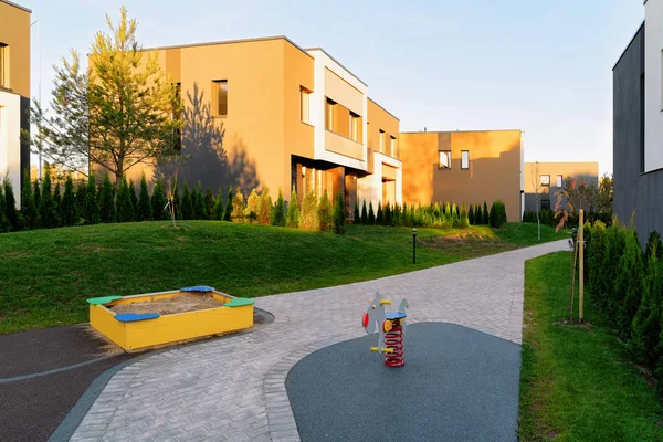 Apartamento residencial adosado fachada arquitectura y parque infantil — Foto de Stock