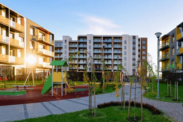 Διαμέρισμα κατοικιών κατοικία πρόσοψη αρχιτεκτονικής με παιδική χαρά ήλιο φως — Φωτογραφία Αρχείου