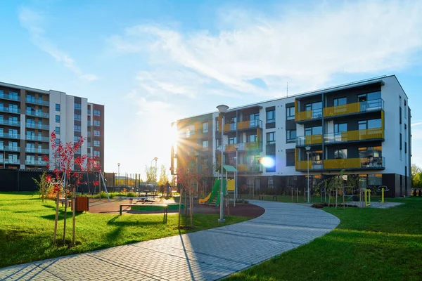 Apartamento casa residencial fachada arquitectura con niños parque infantil sol luz — Foto de Stock