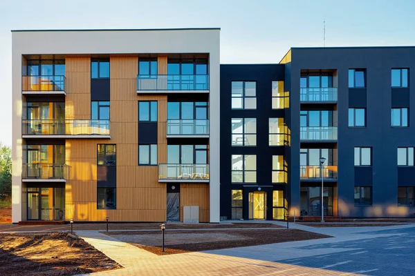 Appartements résidentiels façade architecture et installations extérieures — Photo