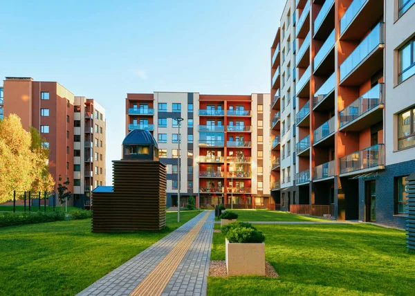 Apartamento residencial casa fachada arquitetura e instalações ao ar livre — Fotografia de Stock