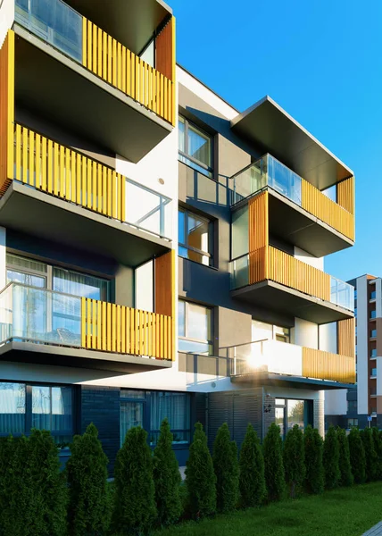 Wohnungen Wohnhaus Hausfassadenarchitektur mit Außenanlage Sonnenlicht — Stockfoto