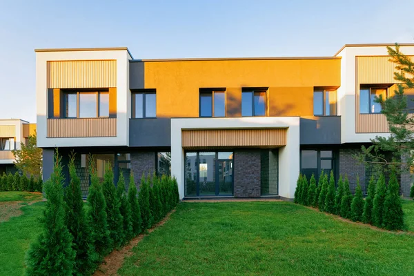 Appartement residentiële huizen huis gevel architectuur en buiten faciliteit — Stockfoto