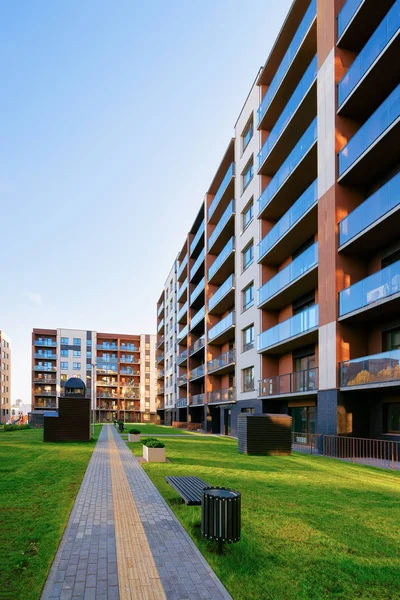 Apartamentos casa residencial fachada arquitetura e instalações ao ar livre — Fotografia de Stock