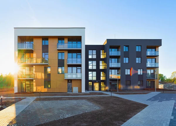 Apartamento residencial casas fachada arquitectura e instalaciones al aire libre luz solar — Foto de Stock
