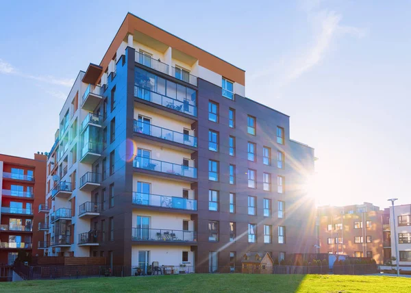 Résidentiel Appartement maison façade architecture avec installations extérieures lumière du soleil — Photo