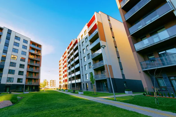Wohnungen Wohnhausfassadenarchitektur mit Außenanlagen — Stockfoto