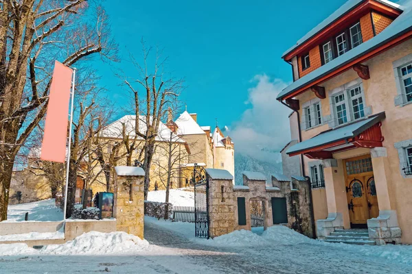 Kışın Gruyeres kasaba köyünde Gruyeres Kalesi — Stok fotoğraf