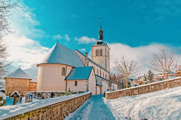 Igreja com montanhas alpinas no inverno Gruyeres — Fotografia de Stock