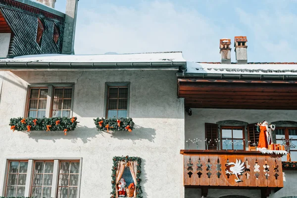 Antigua casa de pueblo medieval de Gruyeres decorada para Navidad — Foto de Stock