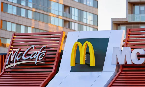 McDonald a McCafe na střeše restaurace — Stock fotografie