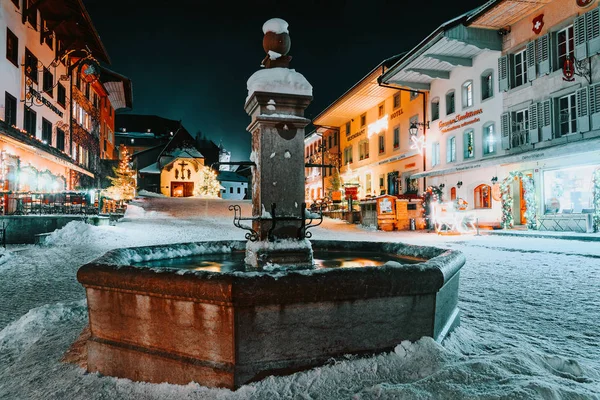 Illuminazione natalizia nelle strade innevate di Gruyeres — Foto Stock