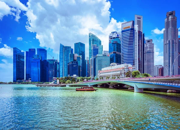 Fullerton hotel building and ferry boat Jubilee Bridge Singapur — Foto de Stock